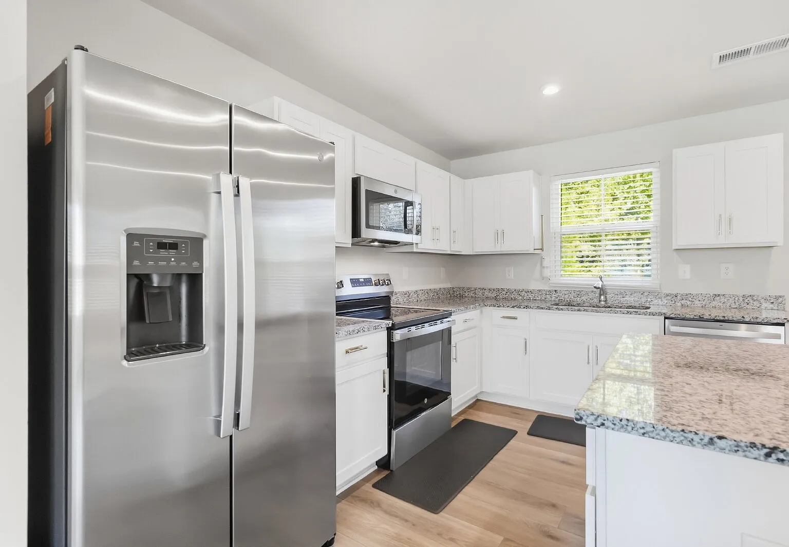 3 bed, 2.5 bath, 1589 sqft, $2,150 — Photo 4