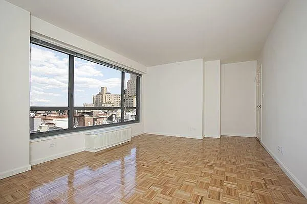 Rented by Siderow Residential Group | media 1