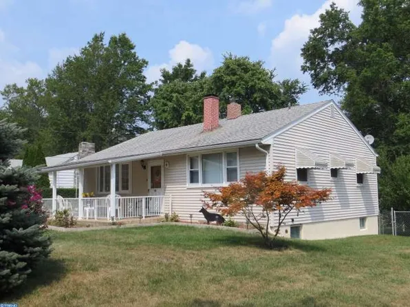 348 Hollowbrook Dr, Ewing, NJ 08638