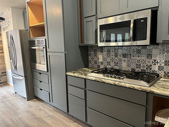 5th image of 1011 Cambridge Ct NE