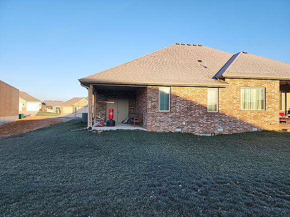 3rd image of 765 N Fox Hill Cir