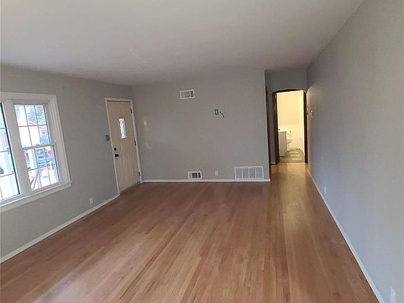 4th image of 2028 Lindell Blvd