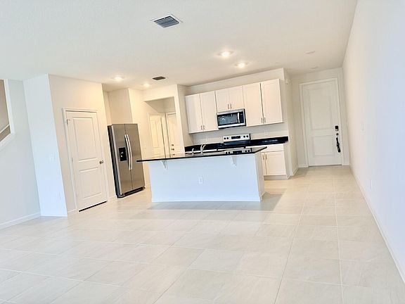 3rd image of 586 Salisbury Cir