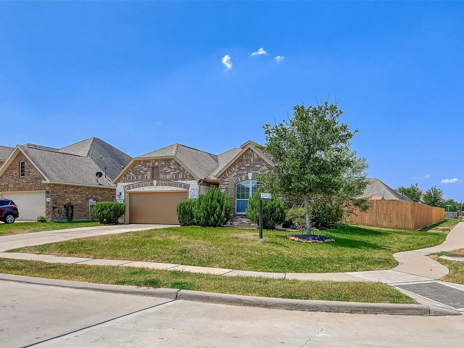3 bed, 2.0 bath, 1625 sqft, $2,150 — Photo 2