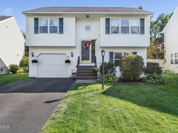21 Wicken Square, Colonie, NY 12205