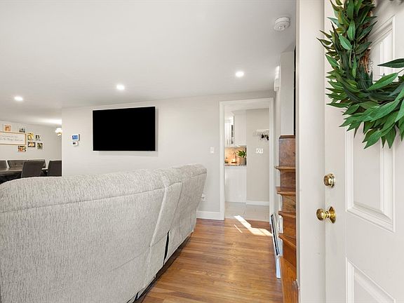 5th image of 915 Almy Rd