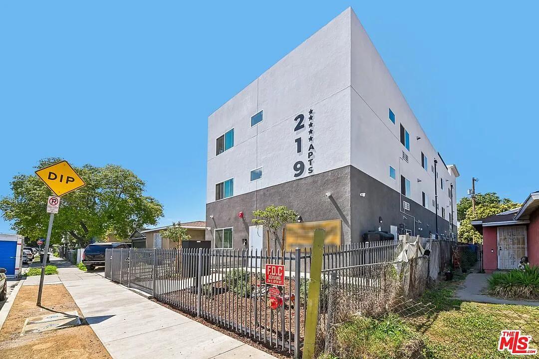 1 bed, 1.0 bath, 405 sqft, $2,000 — Photo 1