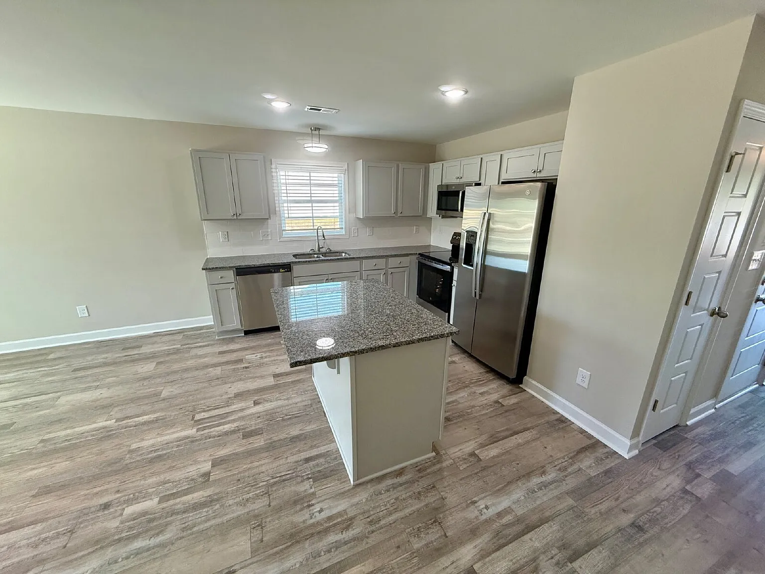3 bed, 2.5 bath, 1700 sqft, $1,950 — Photo 3