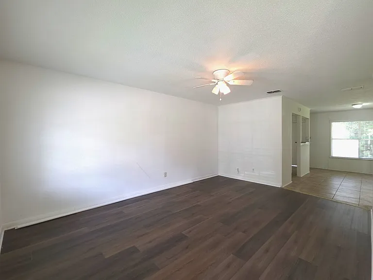 501 E Reagan St — Photo 2