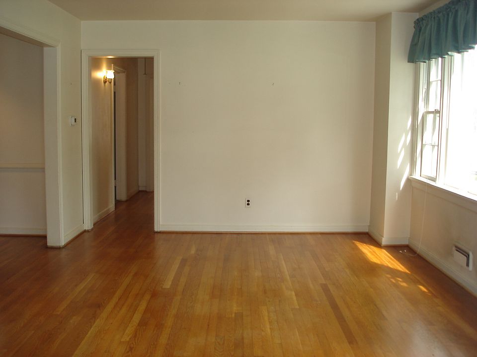 Living room with wd flrs