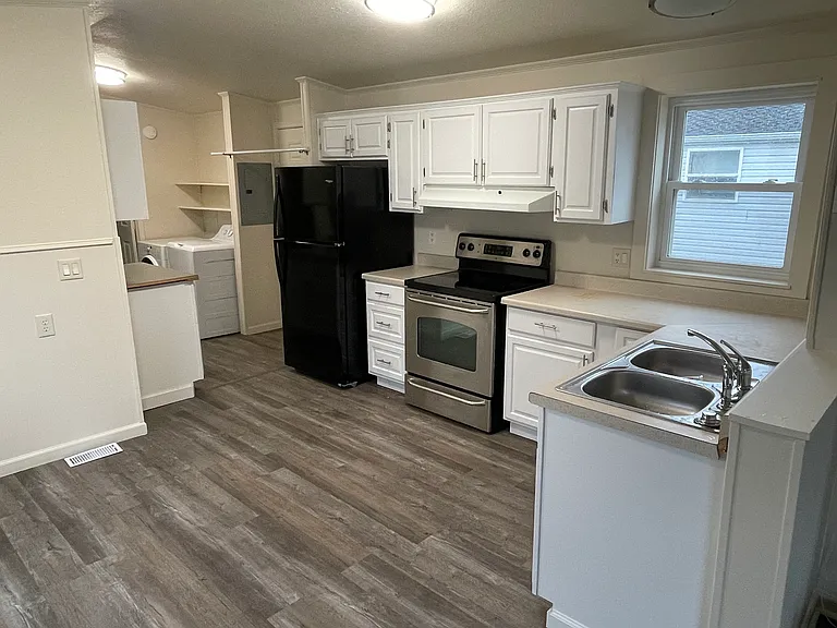 1303 E 6th St #16 — Photo 2