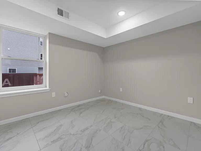 24-26 Garibaldi Ave #1 — Photo 8