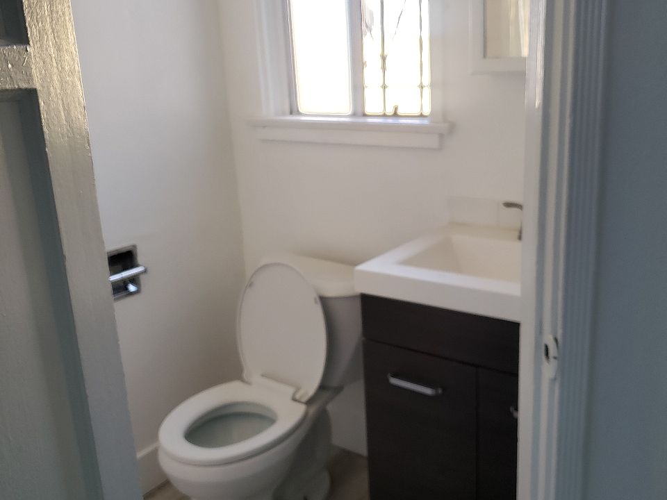 1st image of 215 E 67th St