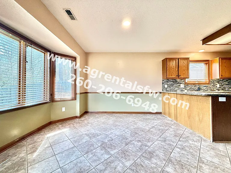 823 Woodland Springs Pl — Photo 4