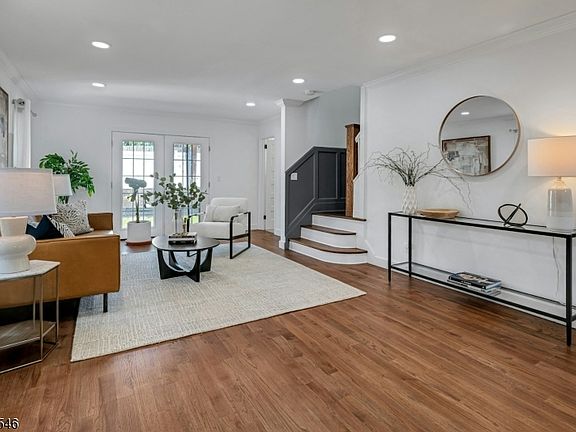 5th image of 34 Cloverhill Pl