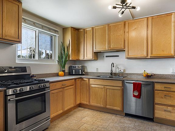 3rd image of 2804 Morningside Dr NE