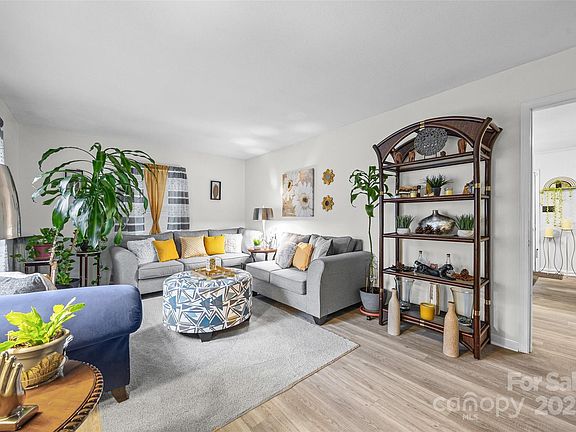 4th image of 709 University Dr