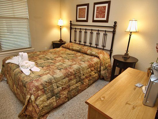 BP4C902-636-queen-bedroom