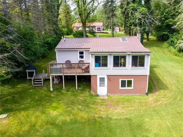 7686 Cardinal Rd, Wolcott, NY 14590