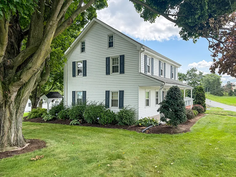 1592 Old Line Rd — Photo 2