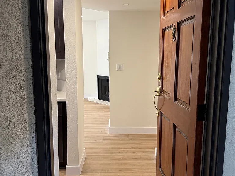 1207 N Columbus Ave #102 — Photo 1