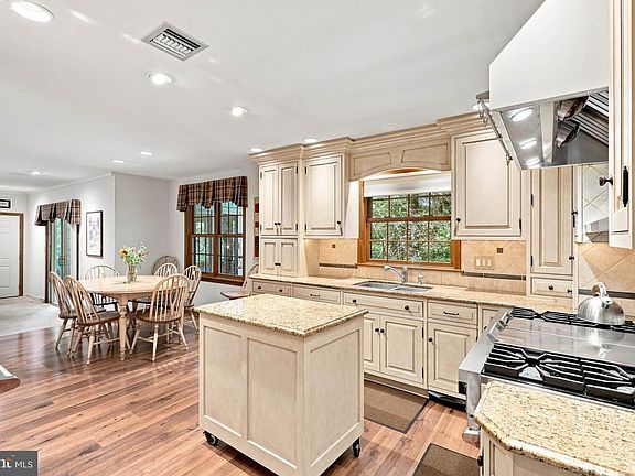 5th image of 1200 Ash Ln