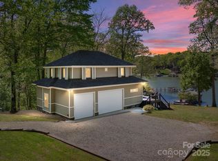 1395 Roundstone Rd, Sherrills Ford, NC 28673