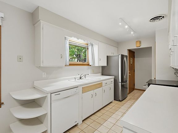 5th image of 402 E Dean Ave