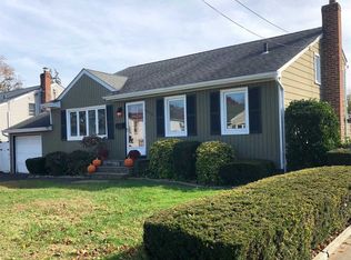 620 Heathcote Rd, Lindenhurst, NY 11757