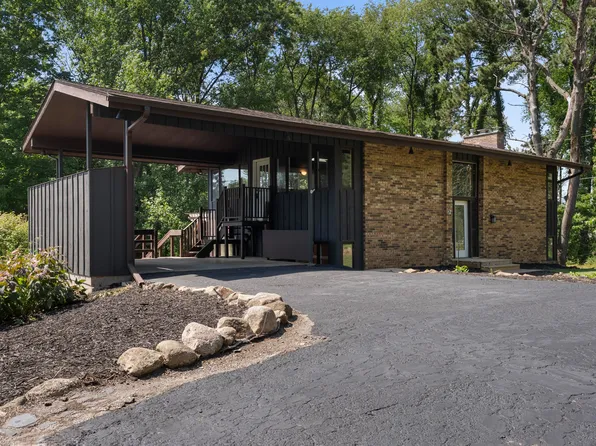 22 Crestview Dr, Valparaiso, IN 46383
