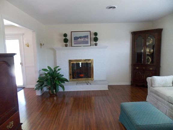 5th image of 113 Dover Ln