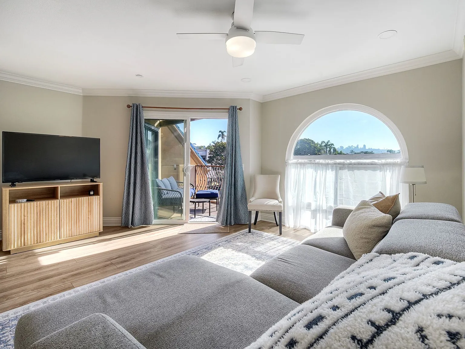 2 bed, 1005 sqft, $5,500 — Photo 4