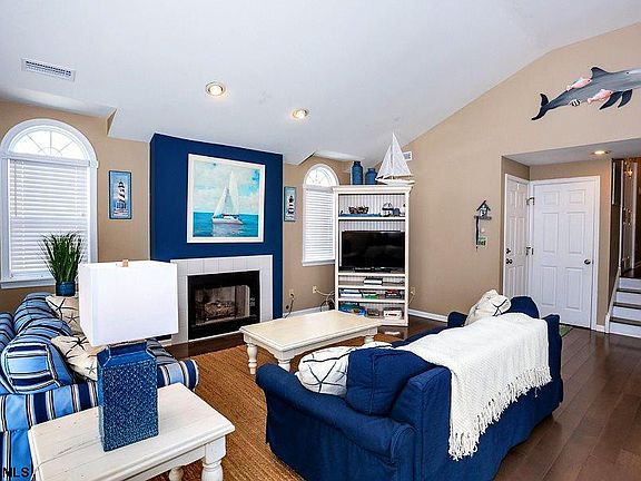 3rd image of 831 5th St #2