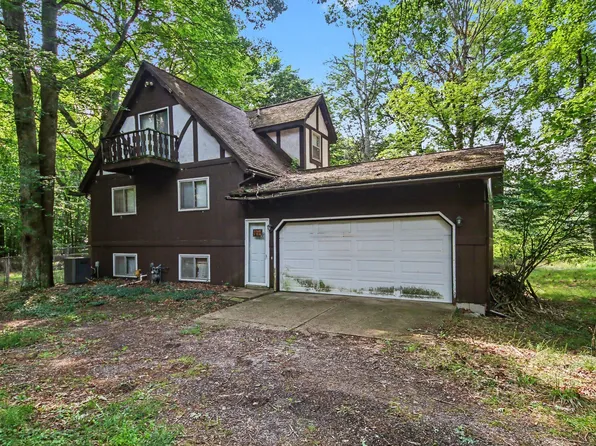 6700 Wildwood Dr, West Olive, MI 49460