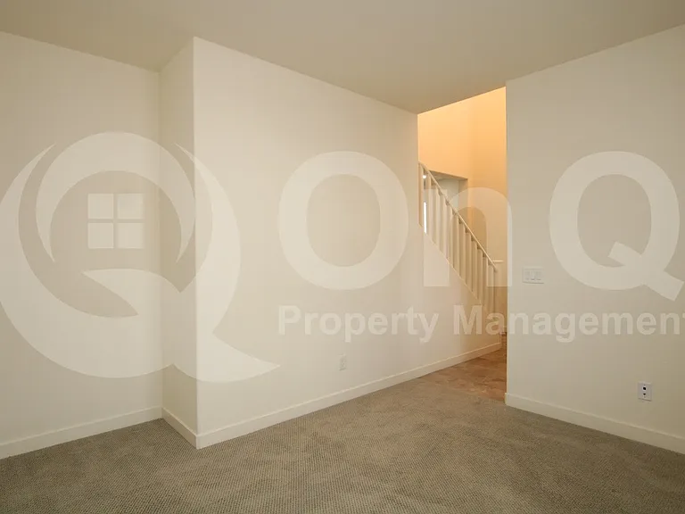 943 E Danbury Dr — Photo 7
