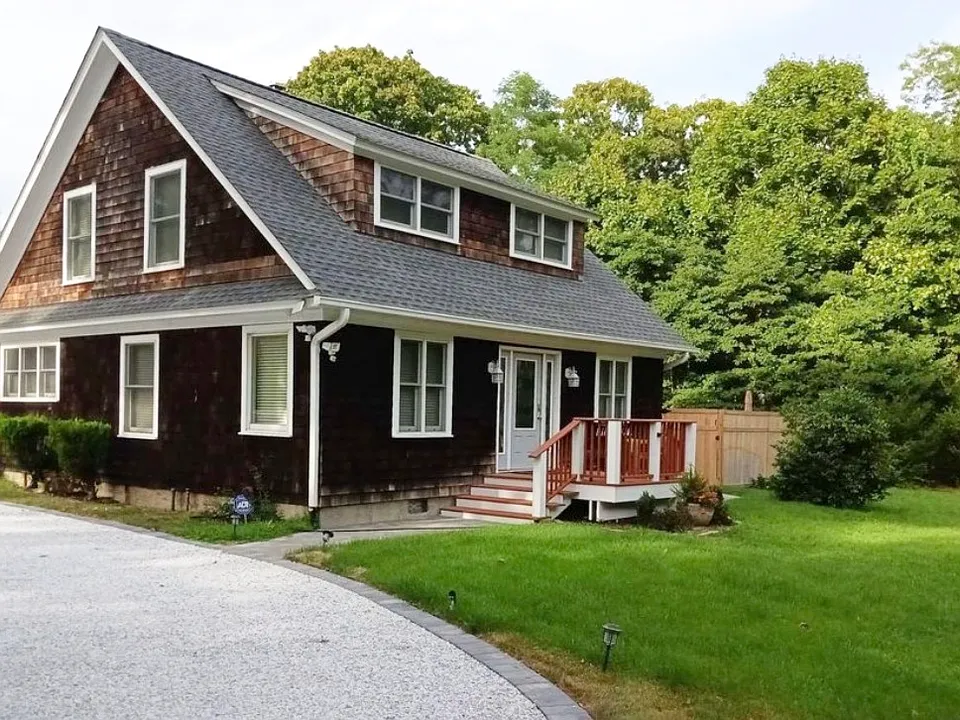 572 Montauk Hwy