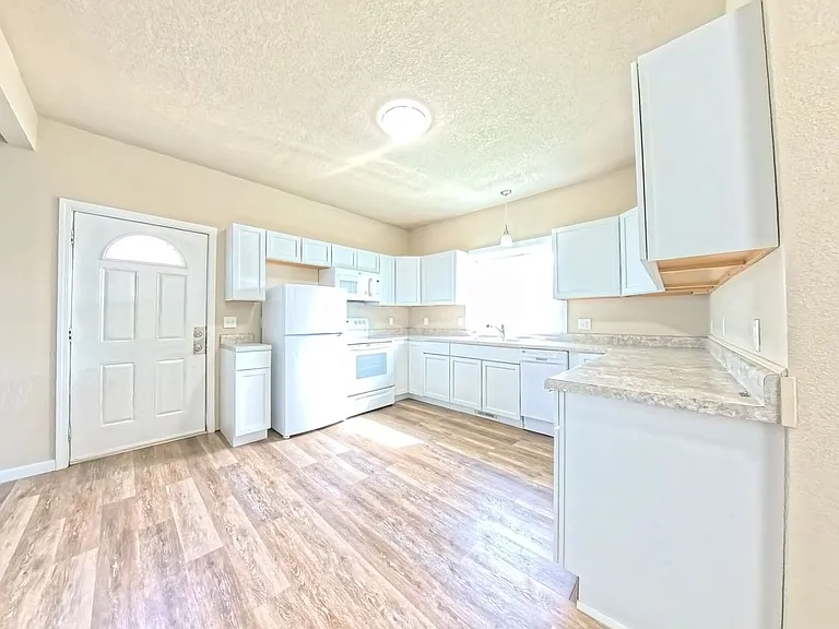 715 Kirkwood Ave — Photo 8