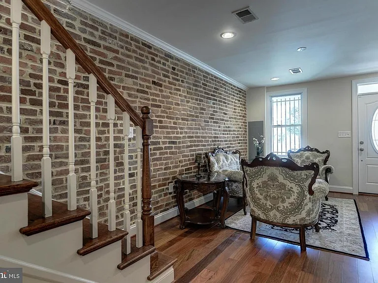 538 Newton Pl NW — Photo 3