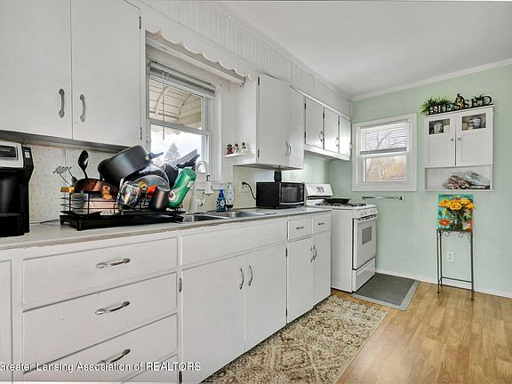 3rd image of 1108 N Blackstone St