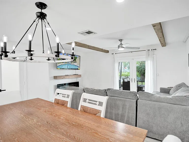 147 SW 3rd St — Photo 9