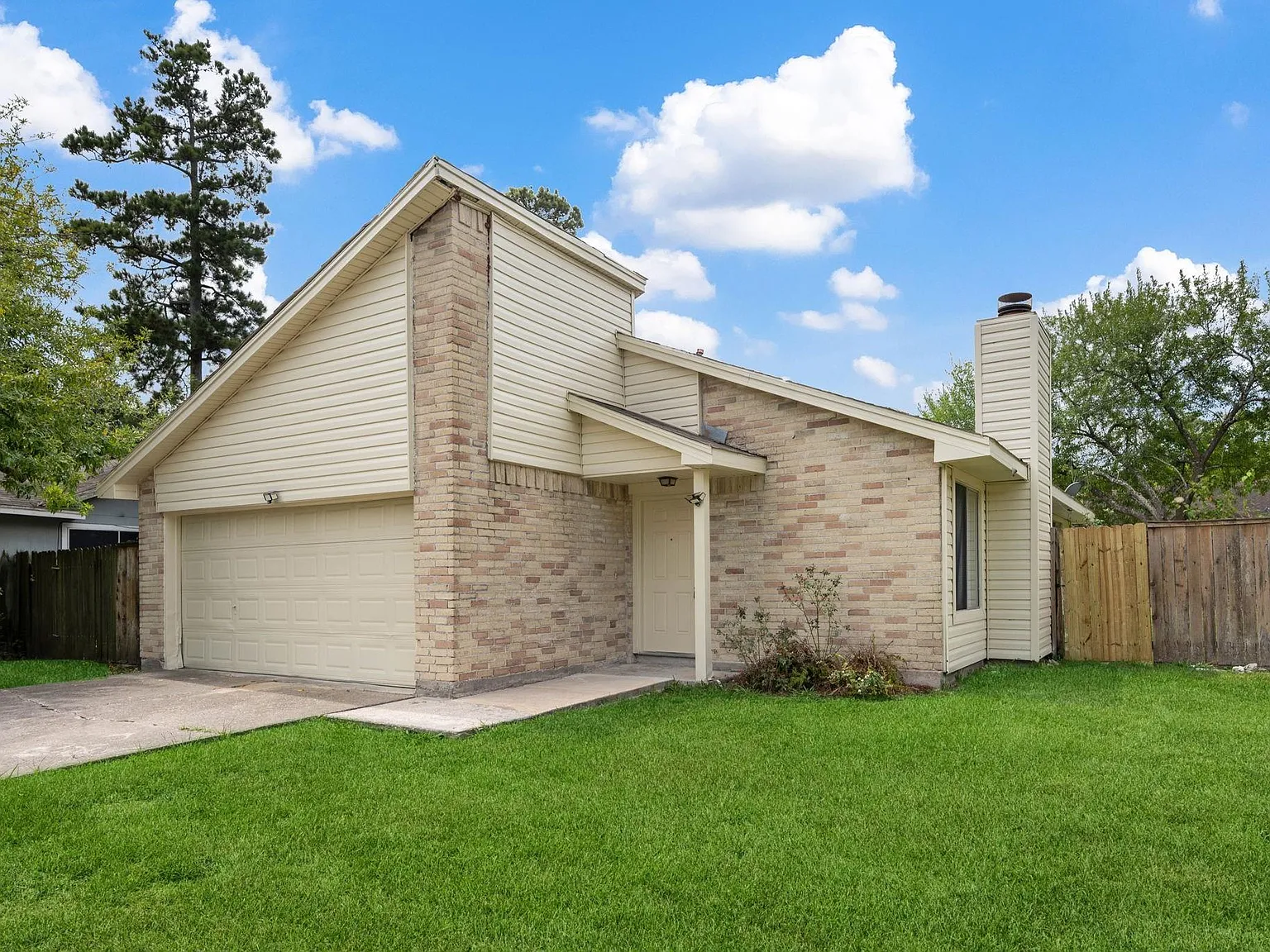 3 bed, 2.0 bath, 1075 sqft, $1,600 — Photo 2