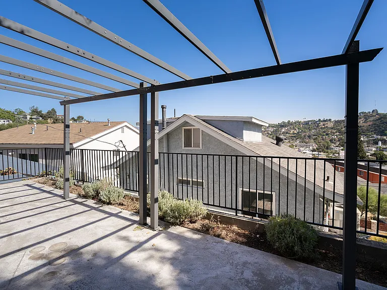 339 Isabel St — Photo 41