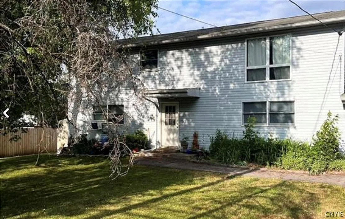 3 bed, 1.0 bath, 1144 sqft, $1,750 — Photo 1