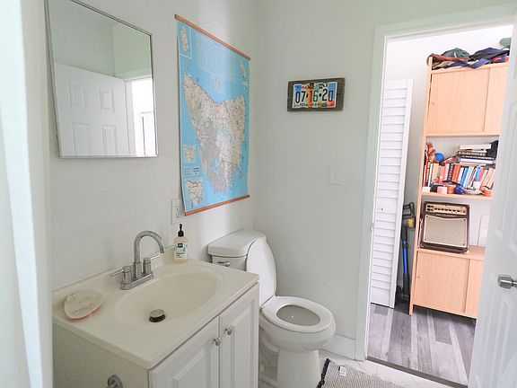 Spacious bathroom with new finishes
