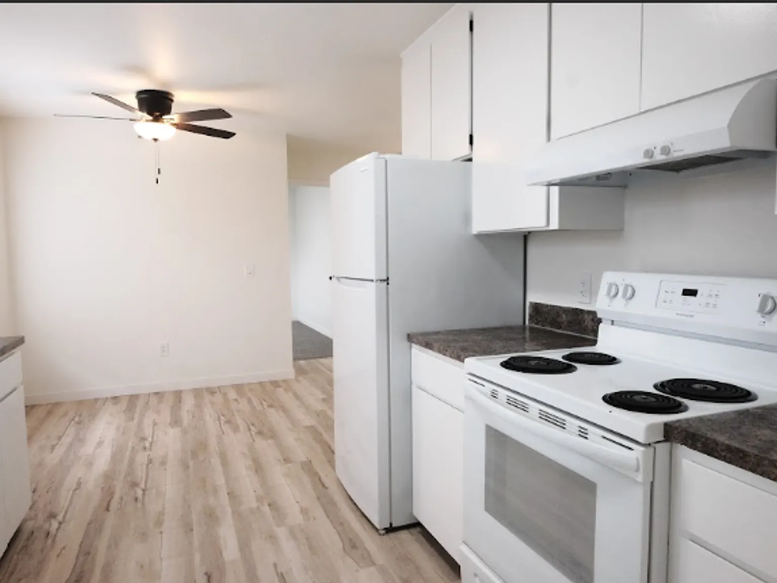 Cedars in Sweethome ** Walk in Closets, on site laundry in a lovely Community — Photo 2