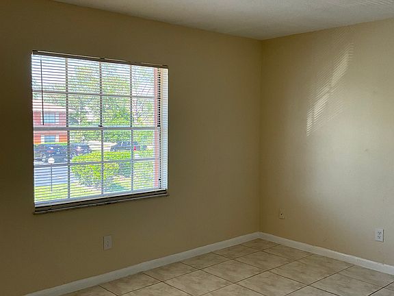 3rd image of 1665 W Oak Ridge Rd APT C