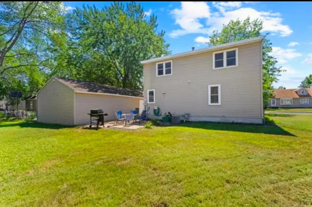 3 bed, 1926 sqft, $2,500 — Photo 2