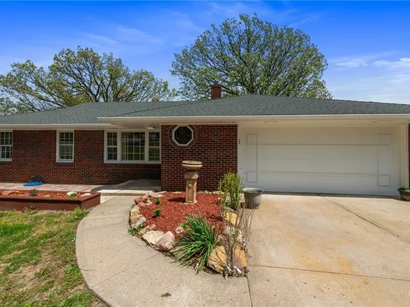 6607 NW Twin Springs Rd, Parkville, MO 64152