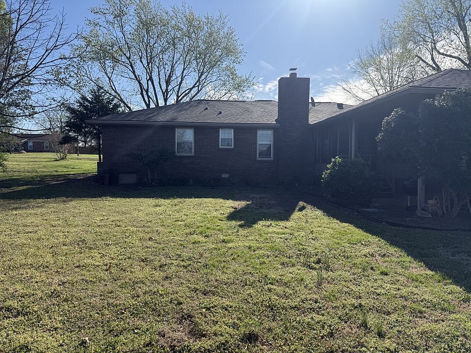 2nd image of 812 Maple Crest Dr