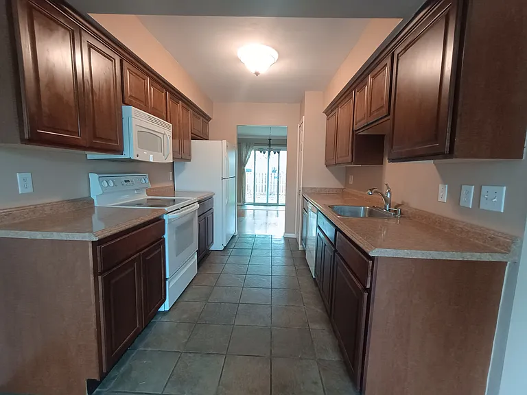 112 Stratford Ln #95 — Photo 2